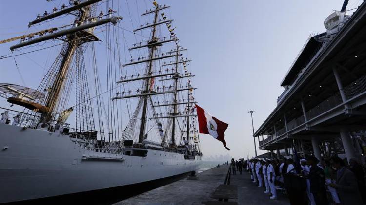 Buque escuela de la Armada Peruana a su llegada en el puerto de cruceros de Amador