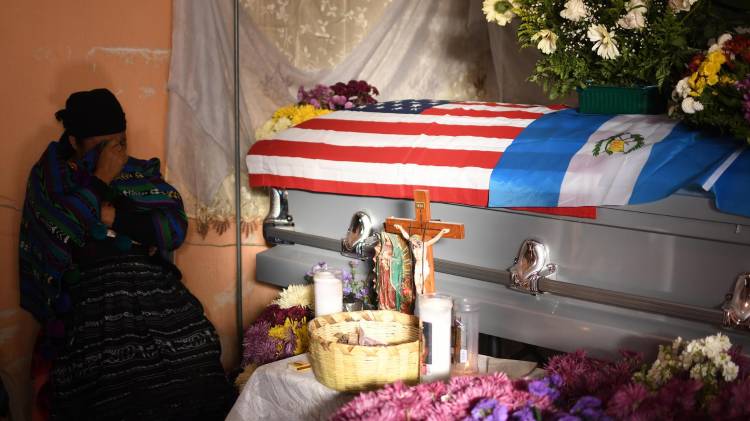 La madre de María Florinda Ríos Pérez, Vilma Pérez, llora al lado del ataúd donde se encuentra el cuerpo de su hija este martes, en Cabricán (Guatemala). EFE/ Alex Cruz