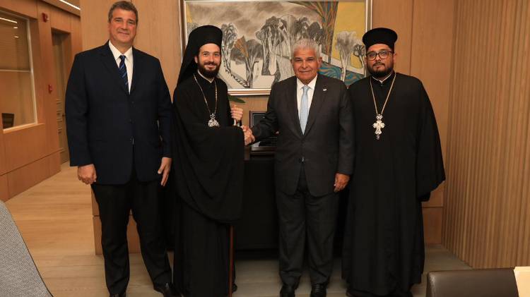 Presidente Mulino recibe a misión que coordina visita de Papa de Alejandría