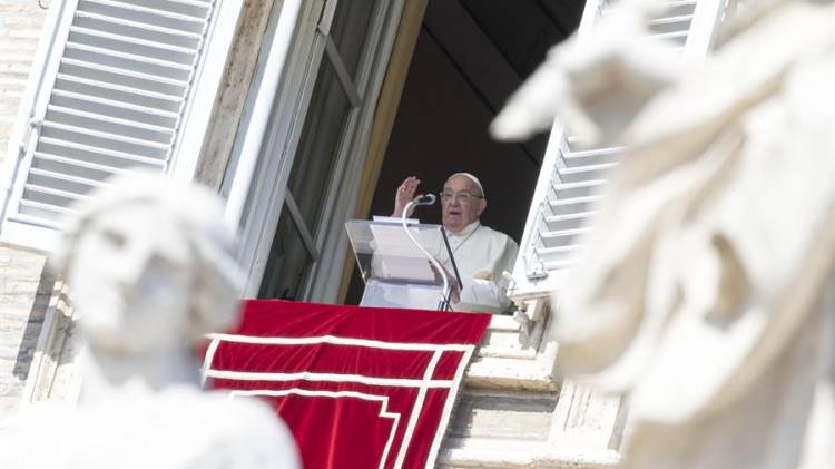 El papa Francisco se dirige a la multitud desde la ventana del Palacio Apostólico con vista a la Plaza de San Pedro durante la oración del ‘Ángelus’, Ciudad del Vaticano