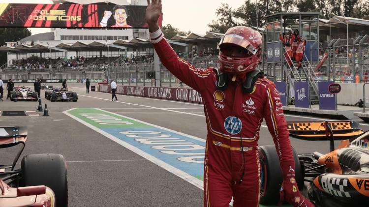 El piloto español de Ferrari Carlos Sainz celebra tras ganar la 'pole' del Gran Premio de F1 de México en el autódromo Hermanos Rodríguez. EFE/José Méndez