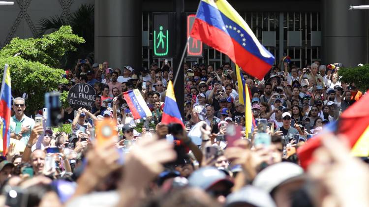 Fotografía de archivo del 3 de agosto de 2024 de miles de venezolanos que protestan contra los resultados de las elecciones presidenciales del 28 de julio brindados por el Consejo Nacional Electoral (CNE), que proclamó ganador y reelegido al presidente Nicolás Maduro, en Caracas (Venezuela).