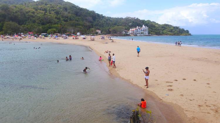 Residentes y visitantes que esperaban cruzar hacia la isla o regresar a tierra firme.