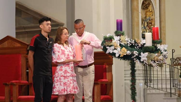 Momento del encendido de la vela del tercer domingo de adviento.