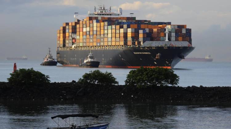 Buque portacontenedores durante su tránsito hacia las esclusas del Canal de Panamá.