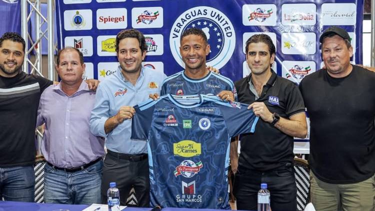 Gabriele Torres recibiendo su nueva camiseta.