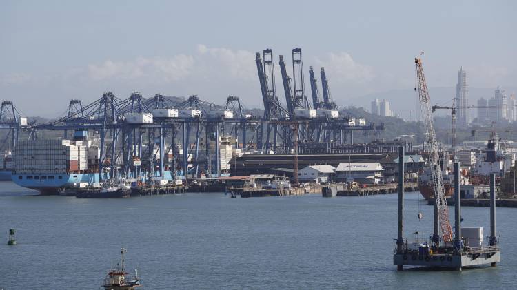 Vista aérea del Puerto de Balboa, uno de los principales puntos de operación de Panama Ports Company, clave para el comercio marítimo en Panamá y su economía.
