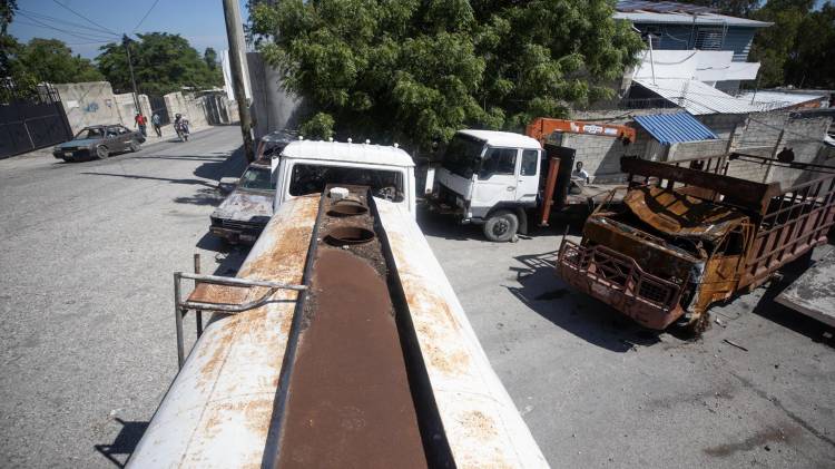 Fotografía de una calle completamente bloqueada por vecinos, para evitar que los miembros de las bandas armadas entren a sus residencias a robar, secuestrar o asesinar, escena que se repite en muchas calles de la capital, este viernes en Puerto Príncipe (Haití). EFE/Orlando Barría