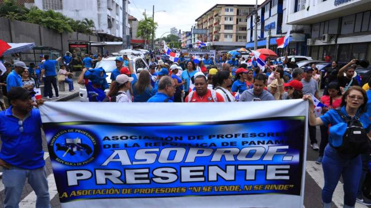 El movimiento de docentes separados post huelga llegó al edificio del MP, en la Transístmica.