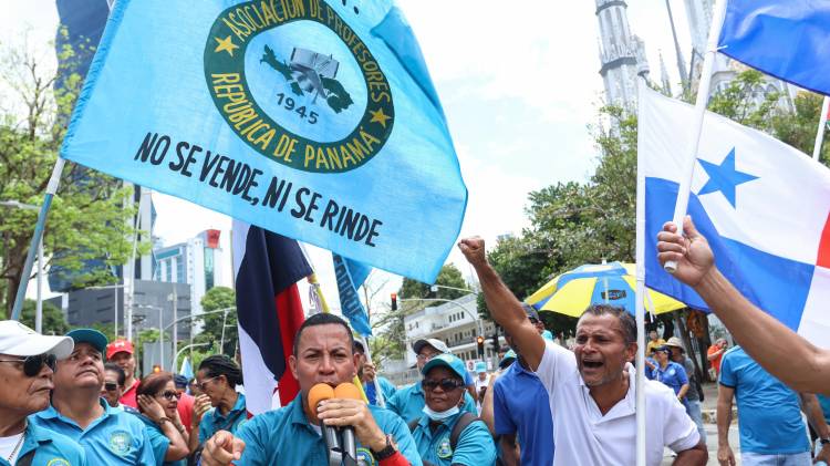 Docentes siguen clamando justicia y exigen su retorno a las aulas.