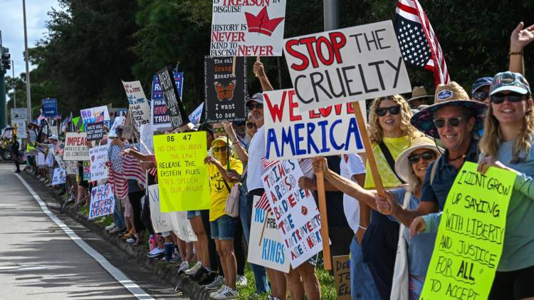 Personas participan durante la protesta No Kings (No queremos reyes).