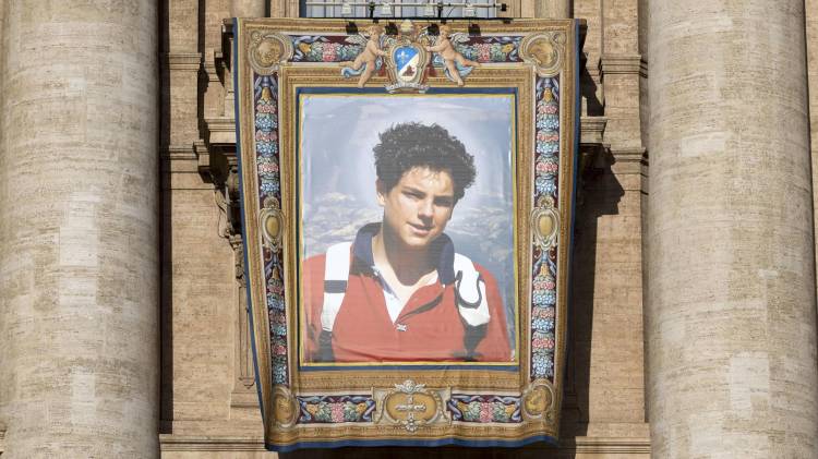 El retrato de Carlo Acutis en la Plaza de San Pedro para la canonización de Carlo Acutis y Piergiorgio Carlo Acutis, un adolescente italiano que murió en 2006, fue canonizado por el Papa León XIV en una ceremonia en el Vaticano, convirtiéndose en el primer santo millennial. EFE/EPA/MASSIMO PERCOSSI