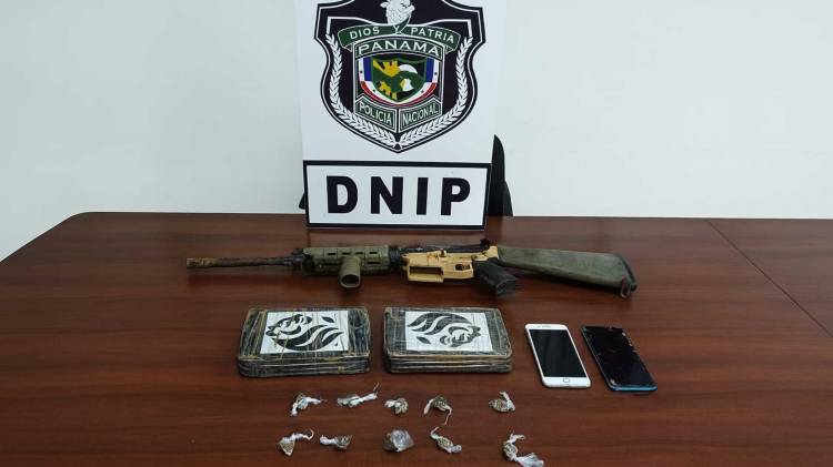 El fusil AR-15 y la presunta droga fueron decomisados en un allanamiento en Cativá.