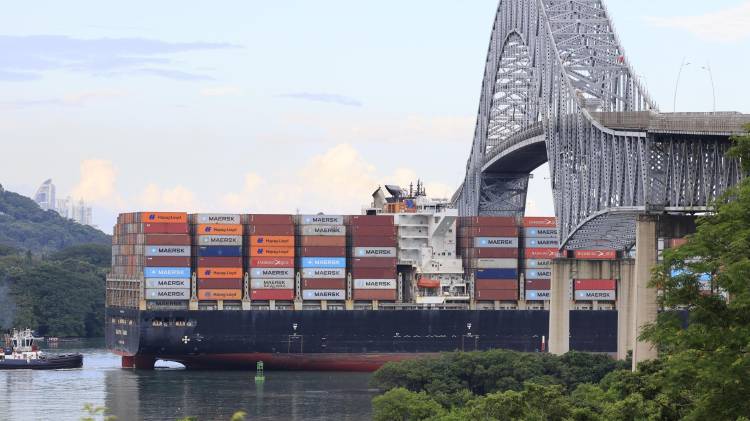 Un buque portacontenedores cruza el Canal de Panamá, en una fotografía de archivo. EFE/ Bienvenido Velasco