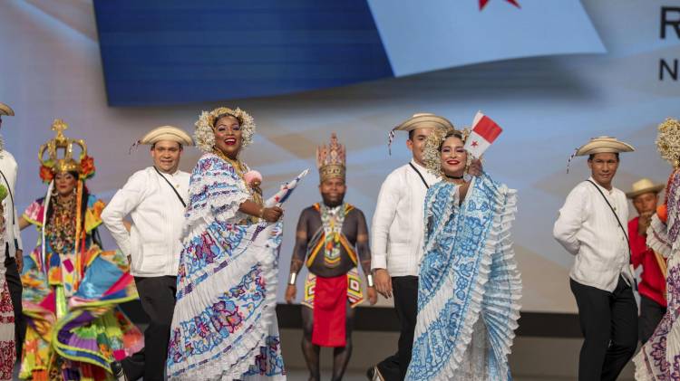 Osaka (Japón), 06/09/2025.- Panamá celebró este sábado su Día Nacional en el marco de la Expo de Osaka con un programa cultural que puso de relieve sus raíces indígenas a través de un espectáculo de danzas en el que estuvo presente el presidente del país, José Raúl Mulino. EFE/Andri Magdych