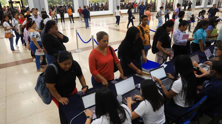 Los que buscan empleo aprovechan las ferias para conectar con los empleadores.