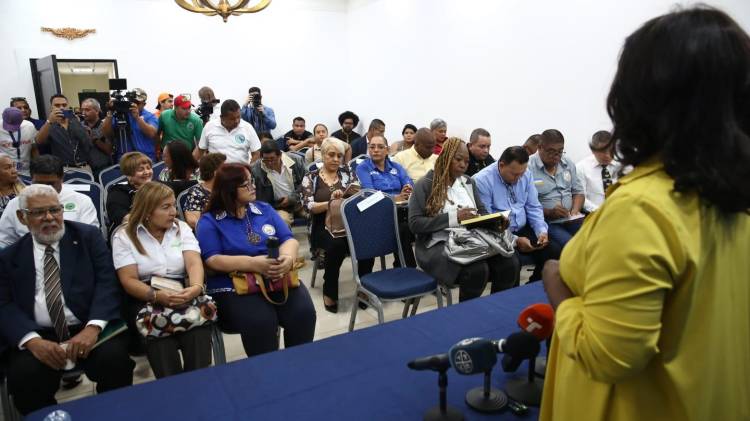 La titular de Educación se reunió con los dirigentes docentes en el despacho superior.