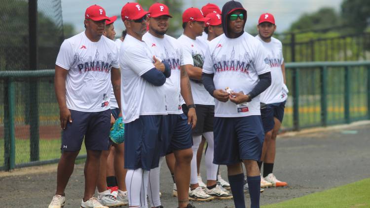 Wilfrido Córdoba trabajando con el grupo rumbo al torneo.