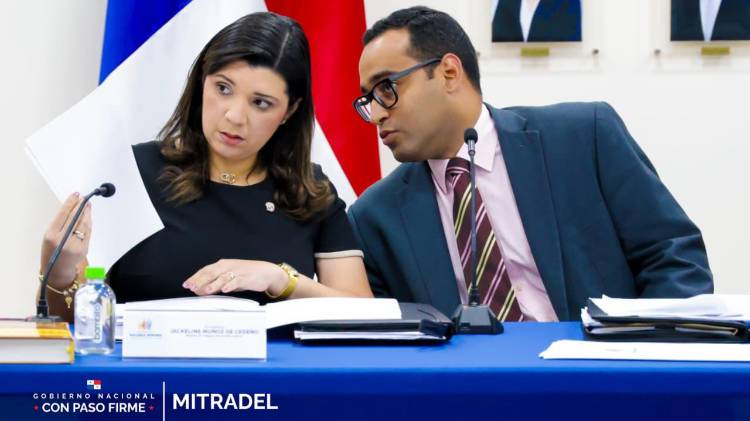 La ministra de Trabajo, Jackeline Muñoz, reiteró que el sector laboral debía presentar una sola propuesta; sin embargo, Conato y Conusi mantuvieron posiciones distintas.