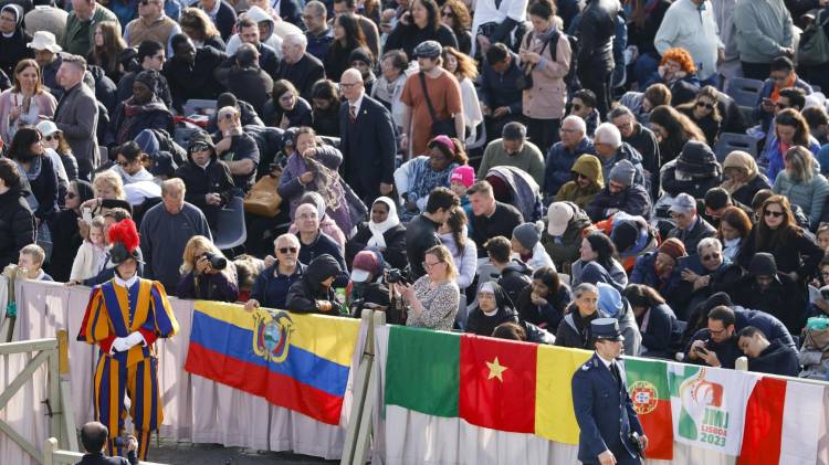 Fieles y religiosos esperan la misa fúnebre del Papa Francisco en la Plaza de San Pedro, en la Ciudad del Vaticano