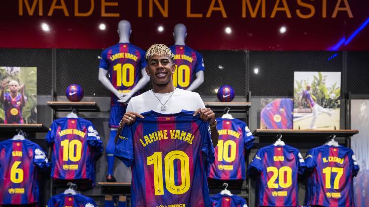 Lamine Yamal, sonriente con la camiseta número 10 del FC Barcelona, selló su renovación y asume el peso de un dorsal histórico.