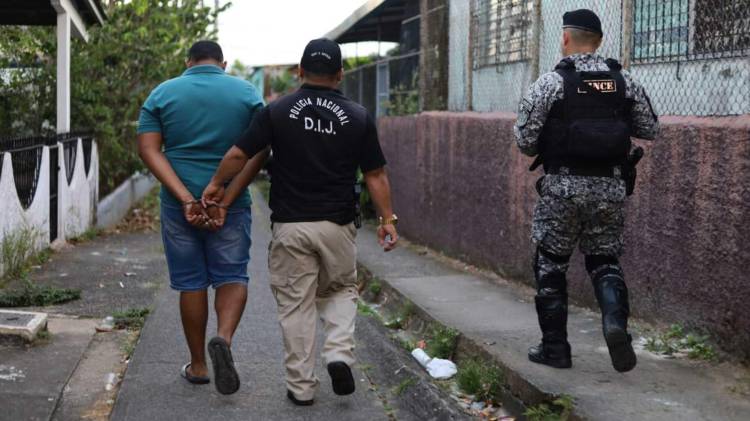 Unidades trasladan a personas aprehendidas durante el operativo en San Miguelito.