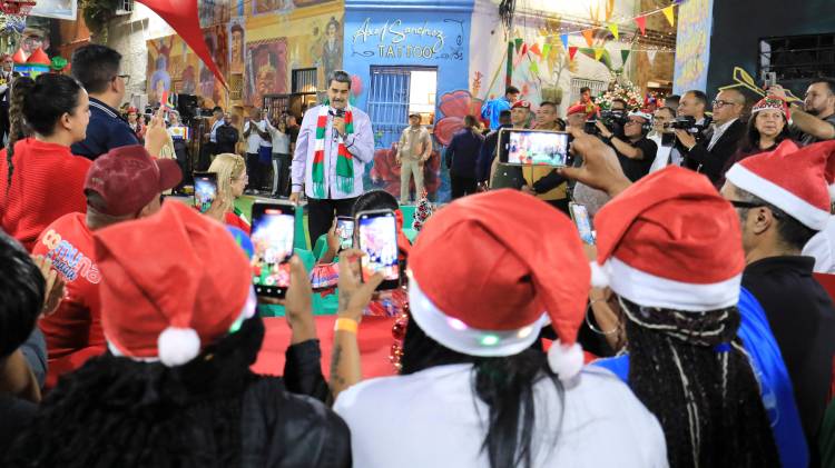 Nicolás Maduro hablando con sus seguidores