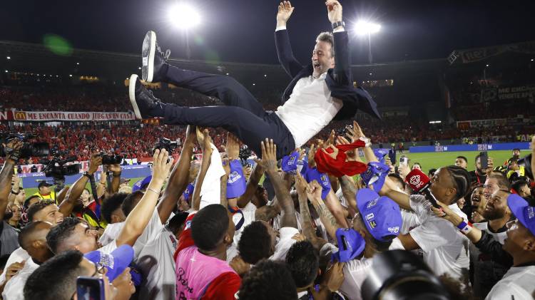 Jugadores de Panamá levantan al seleccionador Thomas Christiansen, tras clasificar