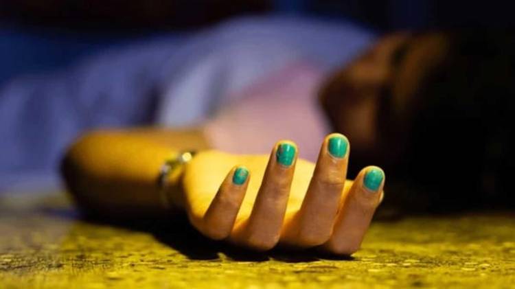 La hallaron colgada del techo.