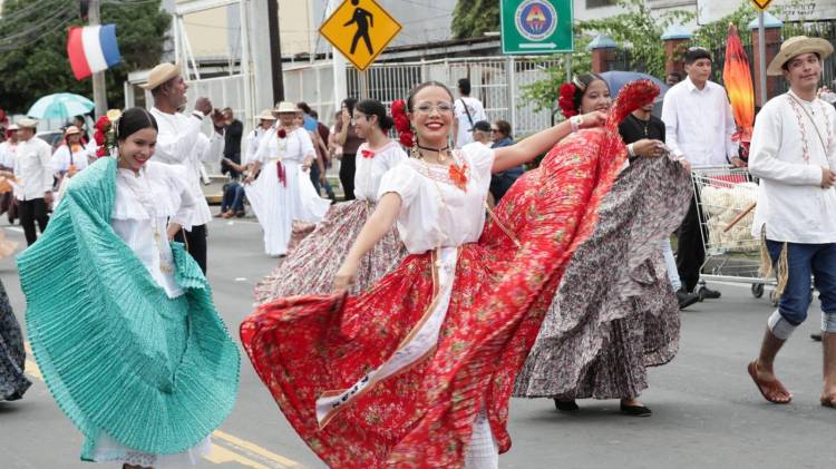 En La Villa de Los Santos, unas 69 delegaciones estudiantiles, cinco estamentos de seguridad y tres bandas independientes.