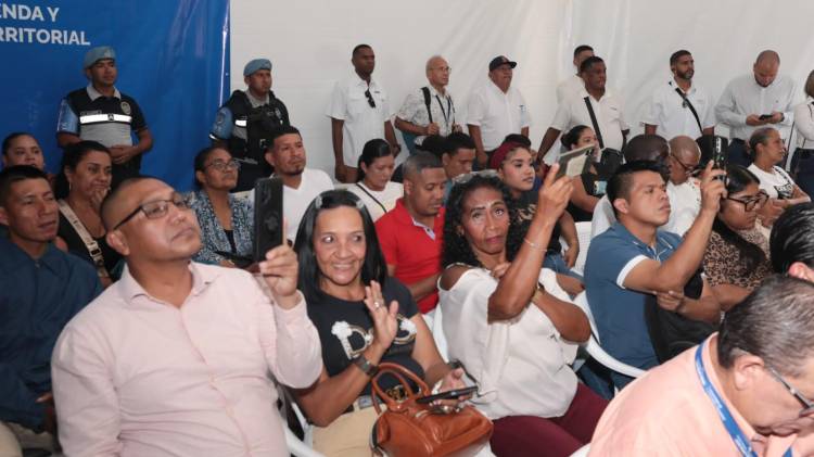 Más de 700 personas recibieron hoy las llaves de 179 apartamentos correspondientes a la séptima fase del proyecto habitacional Ciudad Esperanza.