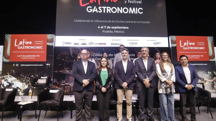 El director general del Forum Gastronomic Girona, Albert Labastida (c i) y el presidente municipal del Puebla, José Chedraui Budib (c d), posan durante la presentación del primer Congreso y Festival Internacional de Gastronomía Latina, 'Latino Gastronomic' en Puebla (México).