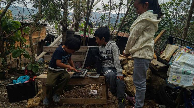 Fotografía de archivo del 23 de enero de 2021 de Yasmin (d) jugando con sus hermanos en San Cristóbal de las Casas, en el estado de Chiapas (México).
