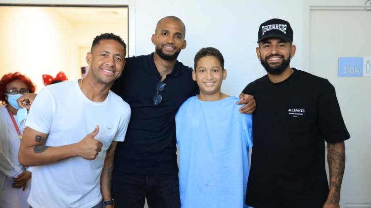 Gabriel Torres, Luis Mejía y Aníbal Godoy compartieron con niños y personal médico durante su visita a la Ciudad de la Salud.