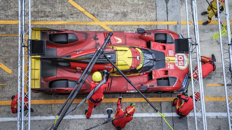 El coche Ferrari 499P (Ferrari AF Corse) conducido por el italiano Antonio Fuoco, el español Miguel Molina y el danés Nicklas Nielsen hace una parada durante la 92º edición de las 24 Horas de Le Mans, este domingo en Le Mans, Francia. EFE/CHRISTOPHE PETIT TESSON