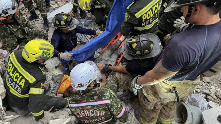 Se desploma edificio en Colombia: un muerto y cuatro niños rescatados