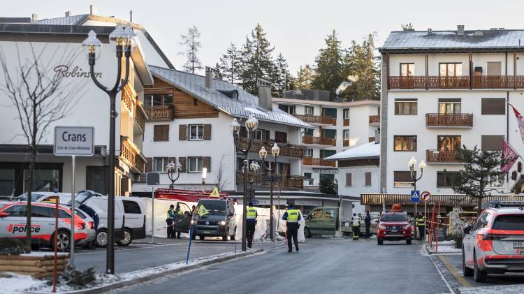 Agentes de policía se encuentran cerca del lugar donde se produjo un incendio en el bar y salón Le Constellation tras una explosión en las primeras horas de la Nochevieja, en Crans-Montana, Suiza.