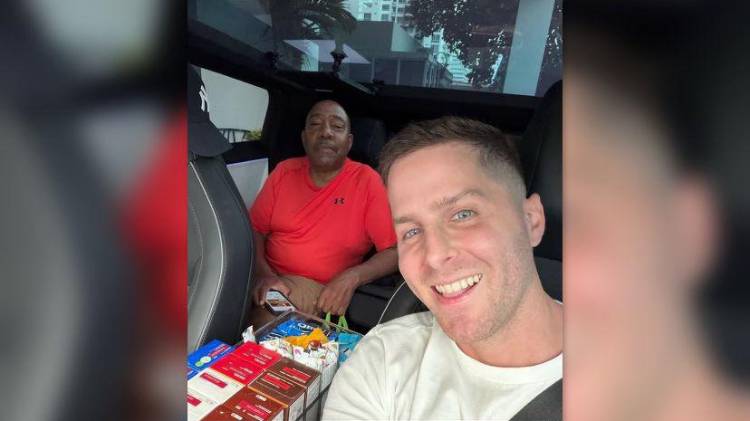 El alcalde Mayer Mizrachi tuvo como primer pasajero al señor Sterling, a quien recogió en Multiplaza Pacific Mall.