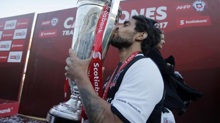 Fotografía del 9 de diciembre de 2017 en donde se ve al entonces jugador del Colo Colo, Jorge Valdivia, mientras besa la copa de campeón del Torneo de Transición 2017 en Concepción (Chile). EFE/Javier Torres.