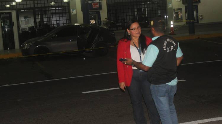 En la escena, unidades policiales encontraron un arma de fuego de calibre 9 milímetros.