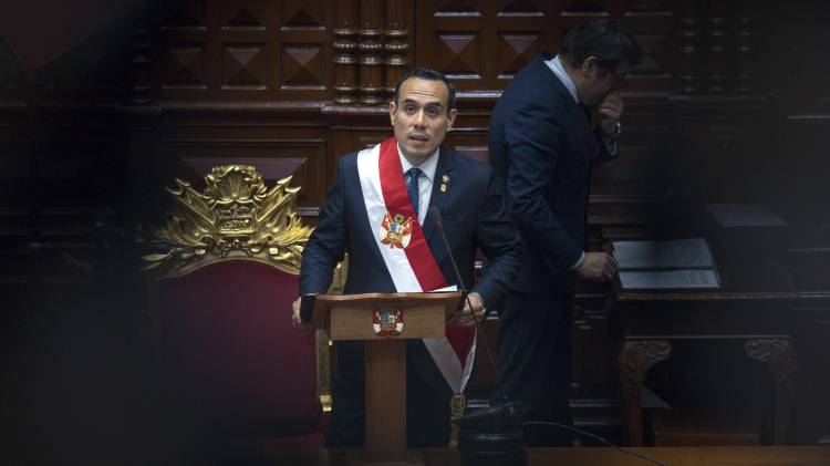 El presidente interino de Perú, José Jerí Oré da un discurso tras jurar su cargo ante el Pleno del Congreso este 10 de octubre de 2025, en Lima, (Perú).