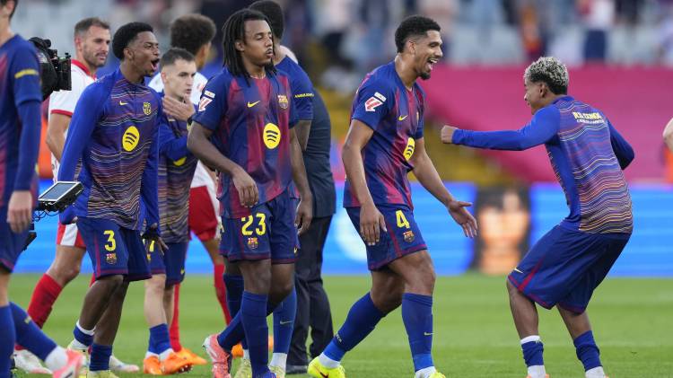 Los jugadores del Barça celebran la victoria tras el partido de la jornada 9 de LaLiga EA Sports, entre el FC Barcelona y el Girona FC, en el estadio Olímpico de Montjuic, en Barcelona.