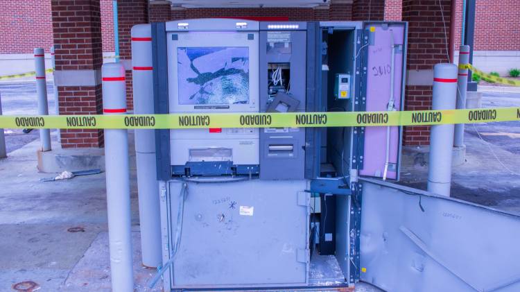 La Policía Nacional está tras la pista de los bandidos y analizan las cámara de videovigilancia