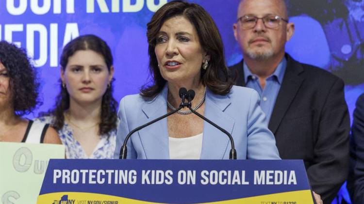 La gobernadora de Nueva York, Kathy Hochul, habla antes de firmar el proyecto ‘Ley segura para los niños’ en la Oficina del Distrito de Manhattan, de la Federación Unida de Maestros en Nueva York.