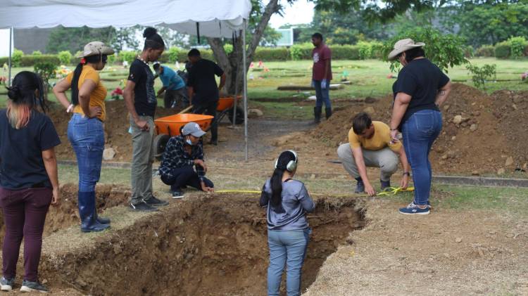 Estudiantes de antropología apoyan exhumaciones de víctimas de la invasión en Jardín de Paz