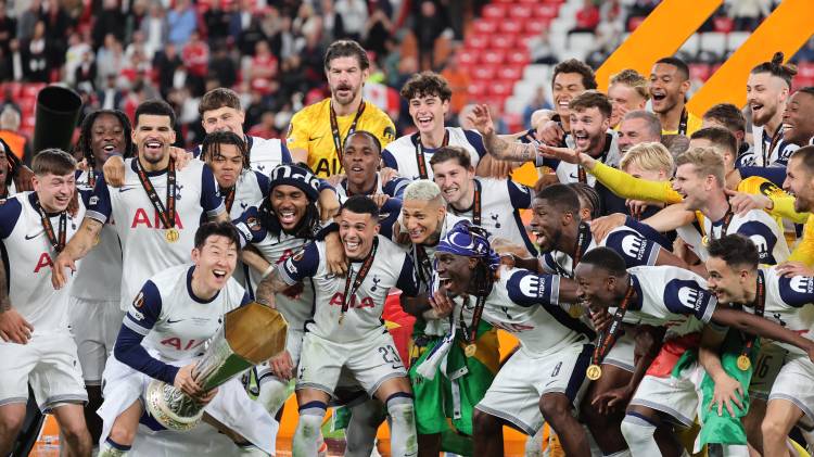 Los jugadores del Tottenham celebran el título de la Europa League.
