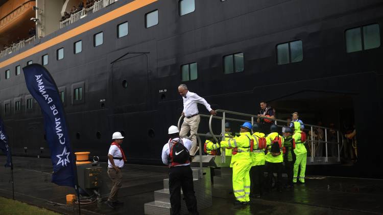 El administrador del Canal de Panamá, Ricaurte Vásquez (c), llega al centro de visitantes de Agua Clara en el Canal de Panamá este lunes, en Colón (Panamá).