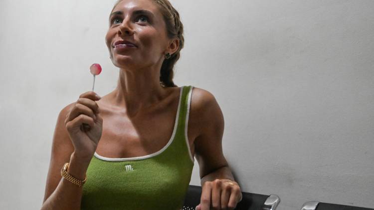 Acudió a médicos, quienes le recomendaron la fecundación in vitro. En enero de 2025, declaró haberse acostado con 1,057 hombres en 12 horas.