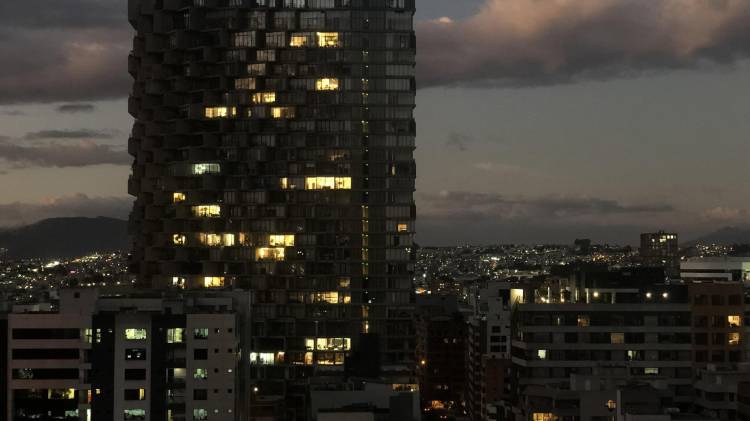 Fotografía de archivo del atardecer en el centro financiero del norte de Quito (Ecuador). EFE/ Fernando Gimeno