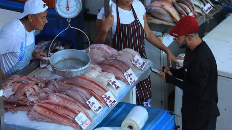 Algunos puestos ofrecían el pargo pequeño a $3.50.